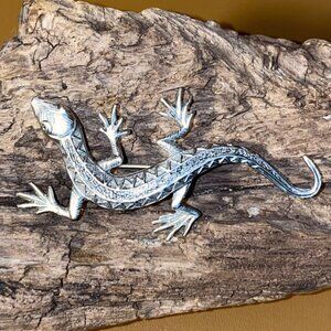 Large Brooch Pin Silver Tone Lizard Gecko Reptile Vintage Intricate Etch Design